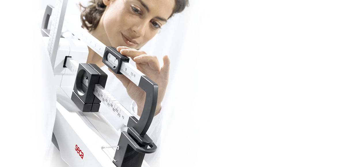Beam balance scale with stadiometer
